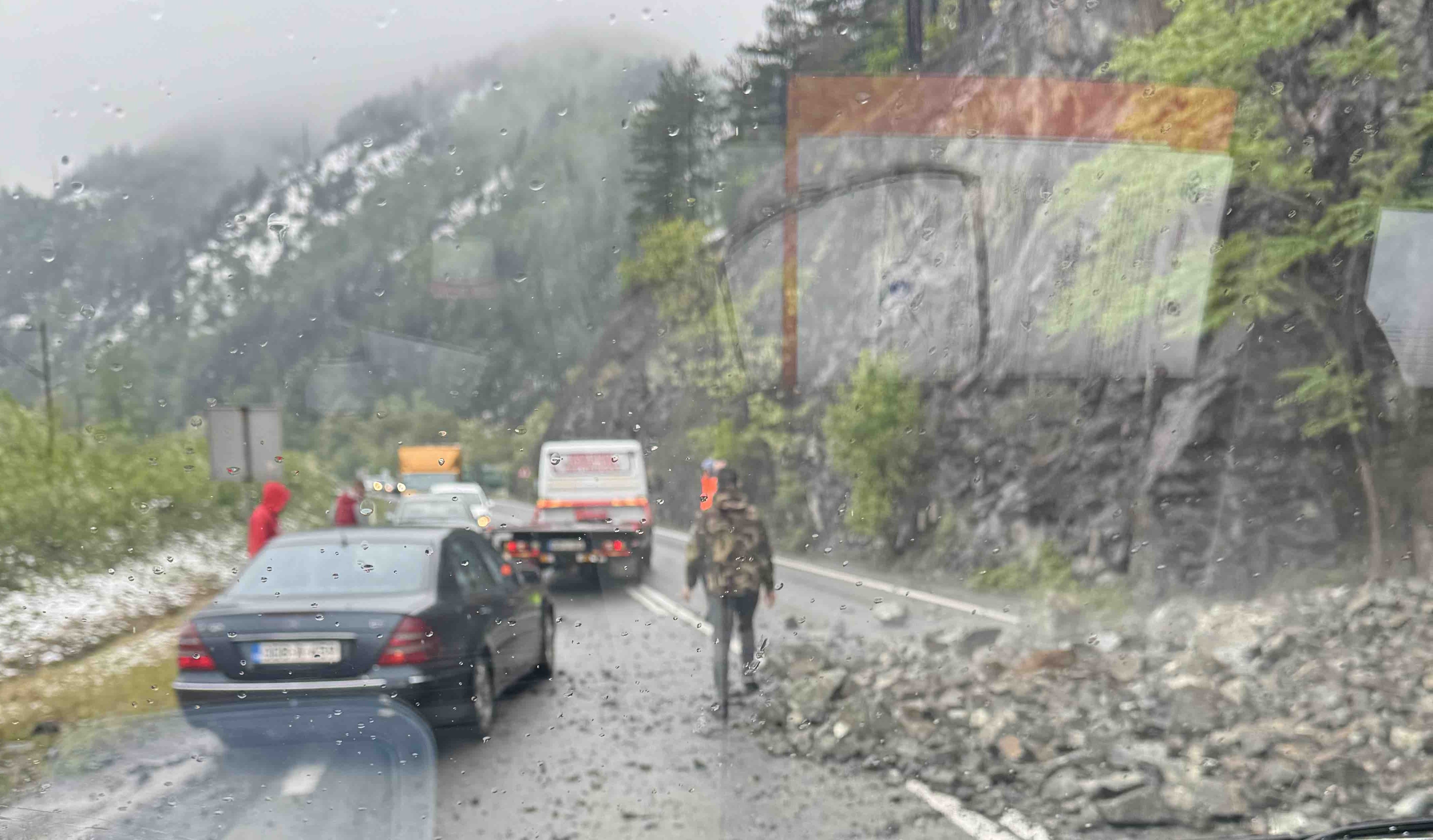 Otežan saobraćaj na putu Nemila-Žepče zbog velikog odrona