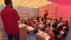 Djeca u Gazi uče u školi napravljenoj od šatora