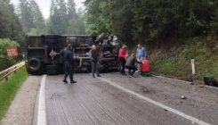 Teška nesreća kod Olova: Prevrnulo se teretno vozilo, vozač povrijeđen, saobraćaj obustavljen
