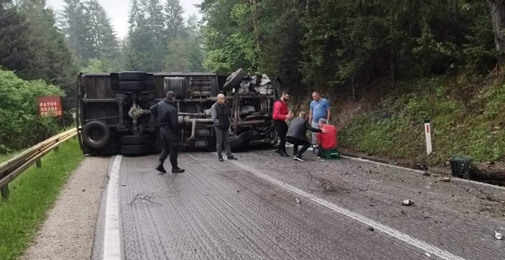 Teška nesreća kod Olova: Prevrnulo se teretno vozilo, vozač povrijeđen, saobraćaj obustavljen