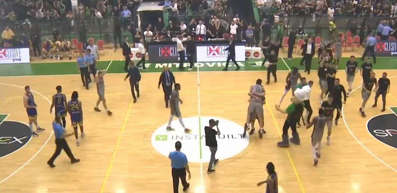 Užas na Kosovu: Dva navijača izbodena na košarkaškom meču