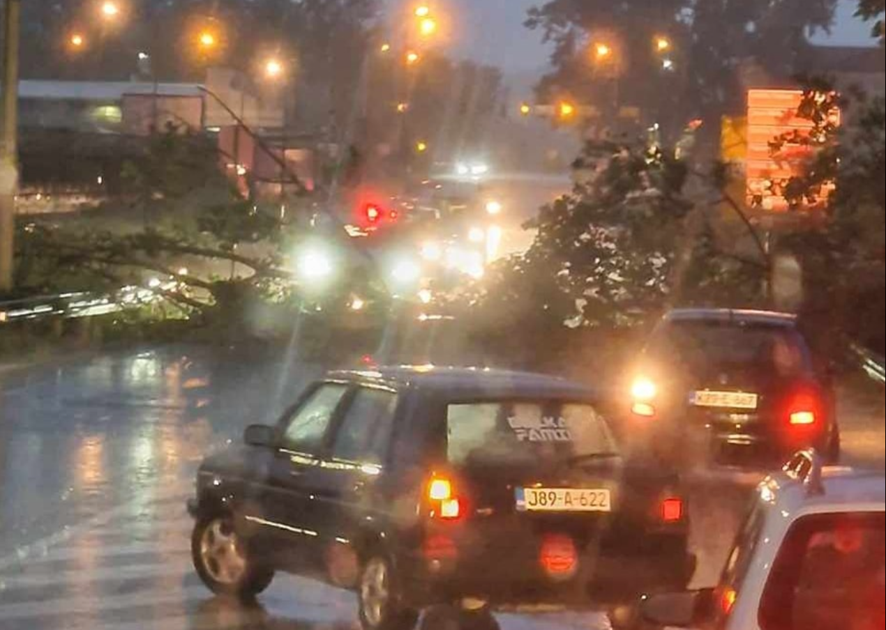 Veliko nevrijeme u Lukavcu: Stabla na cesti, saobraćaj u kolapsu