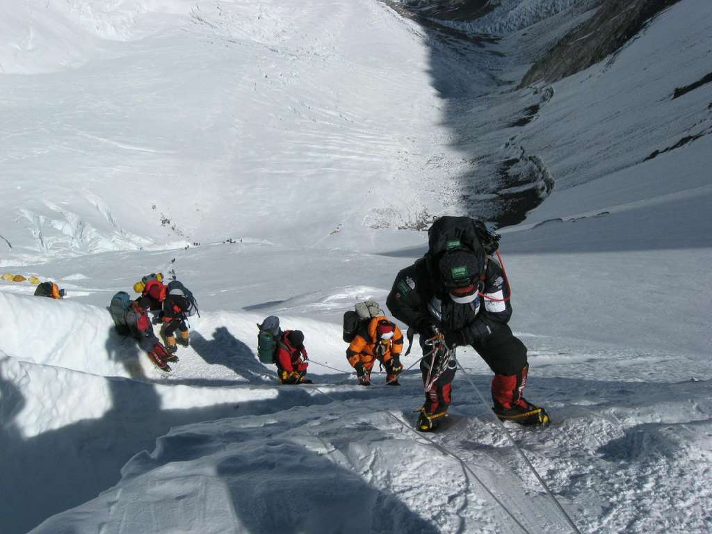 Prve žrtve ove sezone na Mount Everestu, spasioci pronašli tijela dva penjača