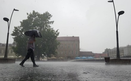 U prvom dijelu dana širom zemlje pljuskovi i jak vjetar, poslijepodne djelimično razvedravanje