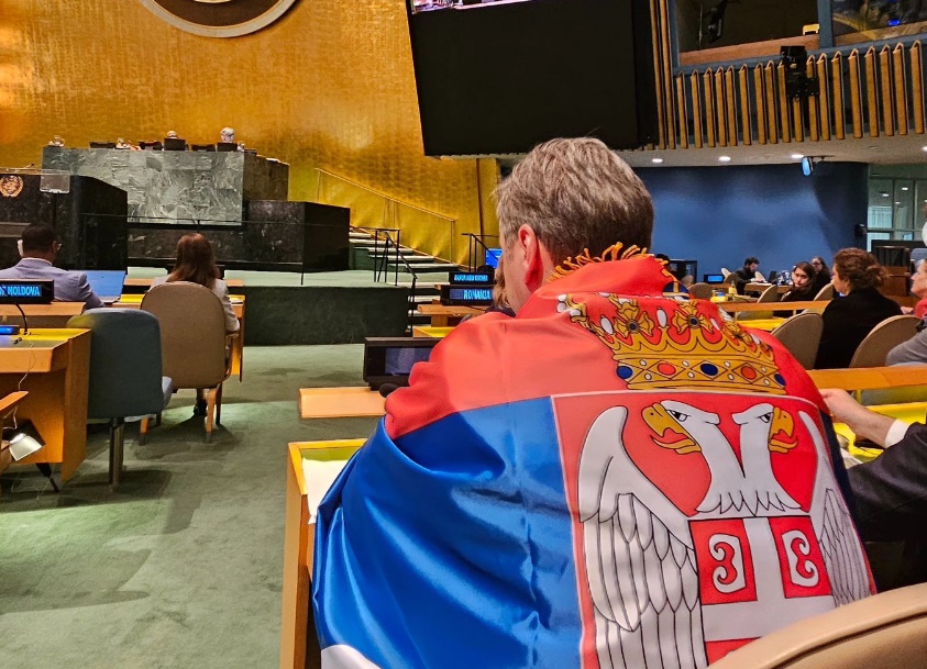 Vučić se u UN-u ogrnuo zastavom Srbije, obezbjeđenje tražilo da je skine