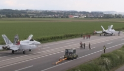 Nesvakidašnji prizor u evropskoj državi: Prazna autocesta i borbeni avioni