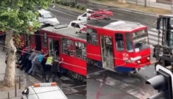 Beograd: Tramvaj iskočio iz šina, žena i sedam muškaraca pokušavaju "na ljuljanje" da ga vrate