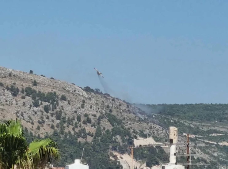 Lokalizovan požar koji je danas izbio iznad Dubrovnika, vatrogascima pomogli kanaderi