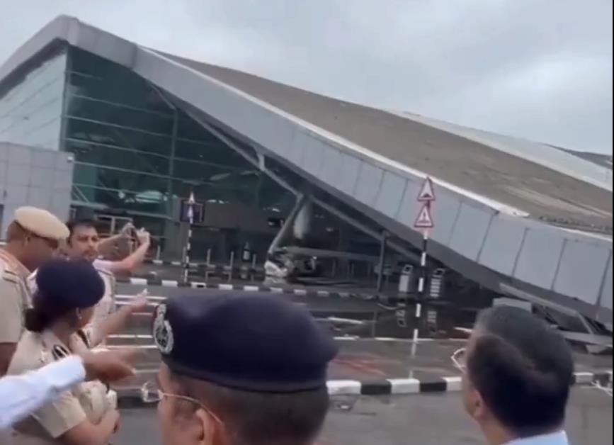 Urušio se krov na aerodromu u Delhiju: Jedna osoba poginula