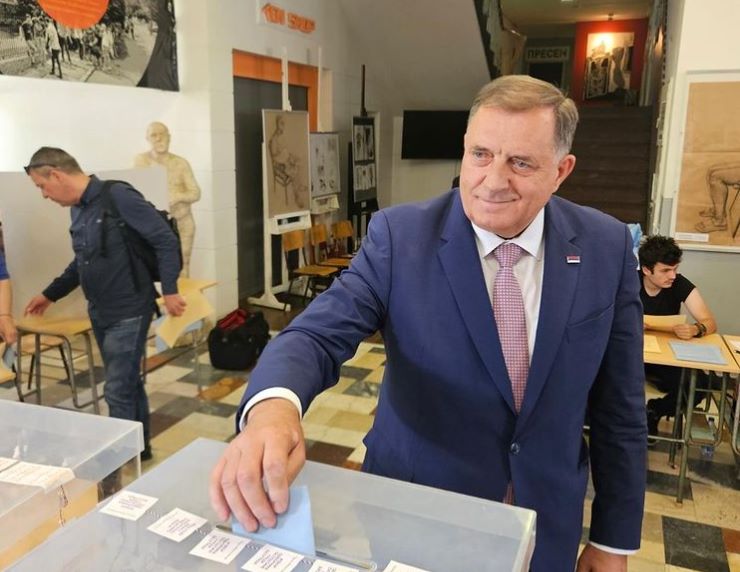 Dodik glasao na izborima u Beogradu, pa najavio sastanak s Vučićem