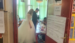 Slučaj u Srbiji: Mladenci "pobjegli" sa svadbe da bi glasali
