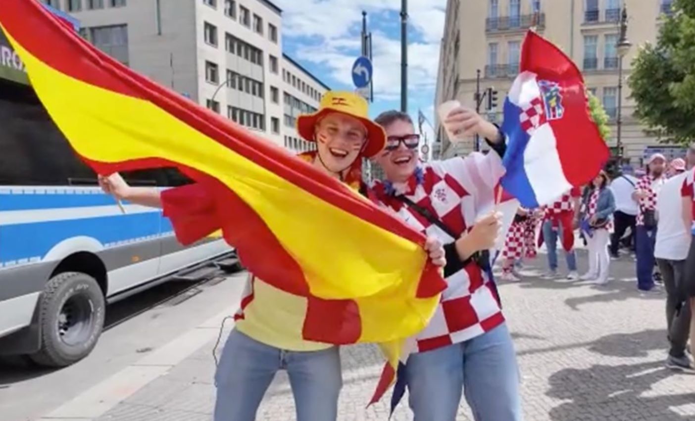 "Uzavrela atmosfera" u Berlinu: Na ulicama brojni navijači Španije i Hrvatske