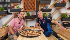 David Coulthard i Robert Dacešin u Sarajevu uz ugodan razgovor jeli i burek ispod sača