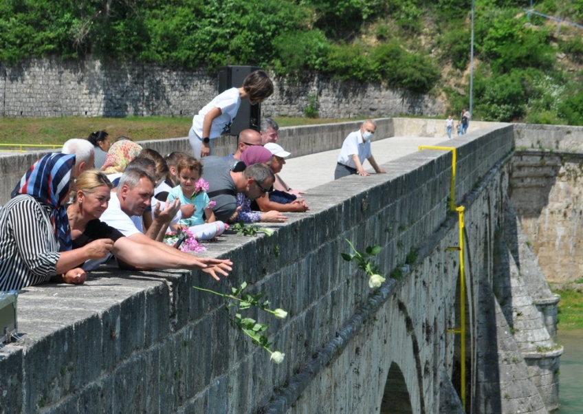 U Višegradu obilježavanje 32. godišnjice stradanja Bošnjaka: "3.000 ruža za 3.000 života"