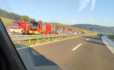 Drama na autoputu u BiH: Gorio kamion, obustavljen saobraćaj