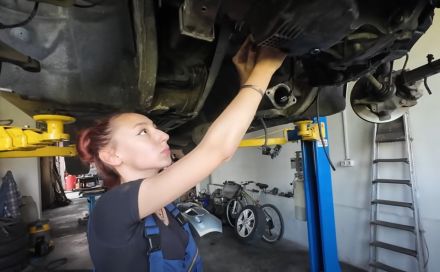 18-godišnjakinja iz Viteza razbija predrasude: Ne želim na fakultet, želim da popravljam automobile