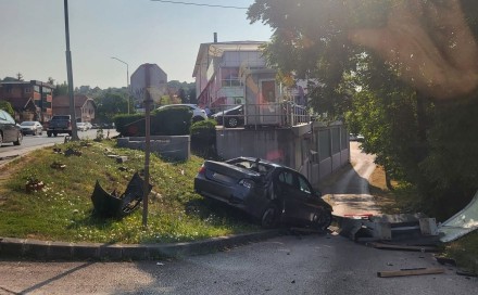 Nesreća u Tuzli: BMW-om udario u parkirano vozilo pa sletio s puta
