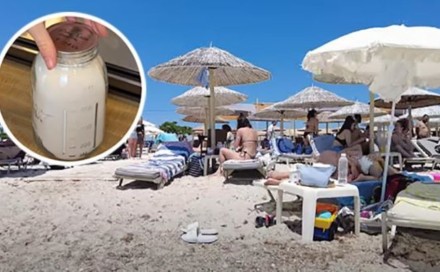 Turisti masovno na plažu nose tegle s brašnom