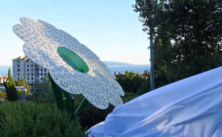 Pred Islamskim centrom u Rijeci otkriven Cvijet Srebrenice