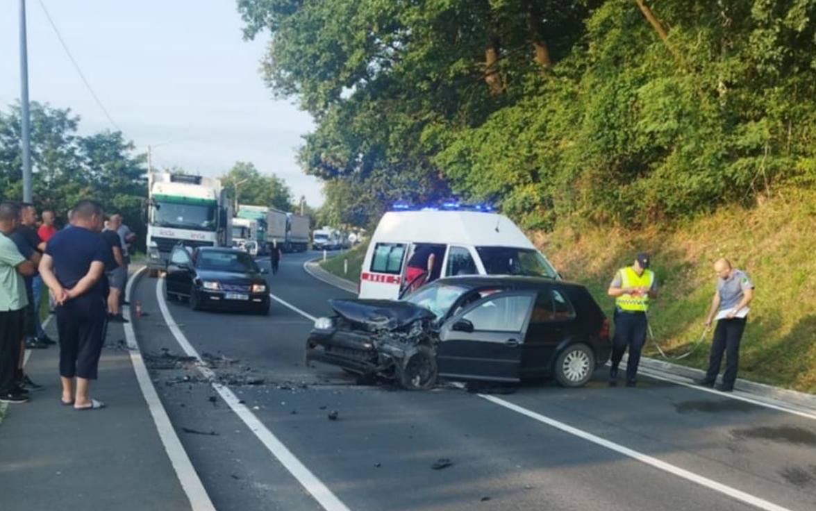 U teškoj saobraćajnoj nesreći u Dobrnji povrijeđene dvije osobe