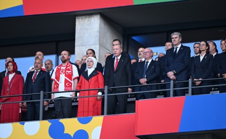 Recep Tayyip Erdogan sa suprugom Eminom iz svečane lože prati utakmicu Nizozemske i Turske