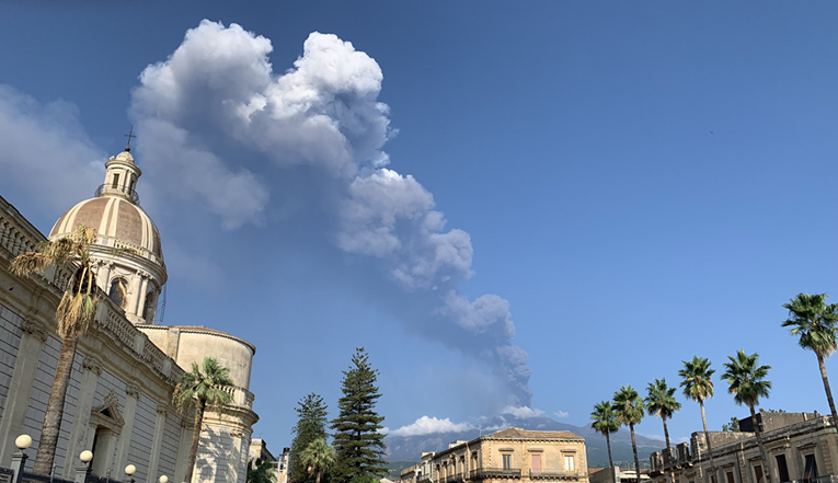 Zbog erupcije Etne otkazani svi letovi u Siciliji