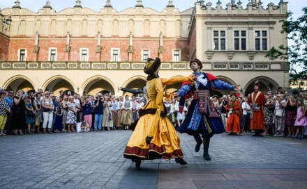 Stotine ljudi u poljskom Krakovu na 25. Festivalu dvorskog plesa