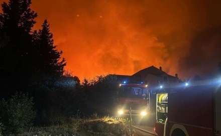 Požar kod Tučepa uz vatrogasce gase i dva kanadera: Vatra ušla u PP Biokovo