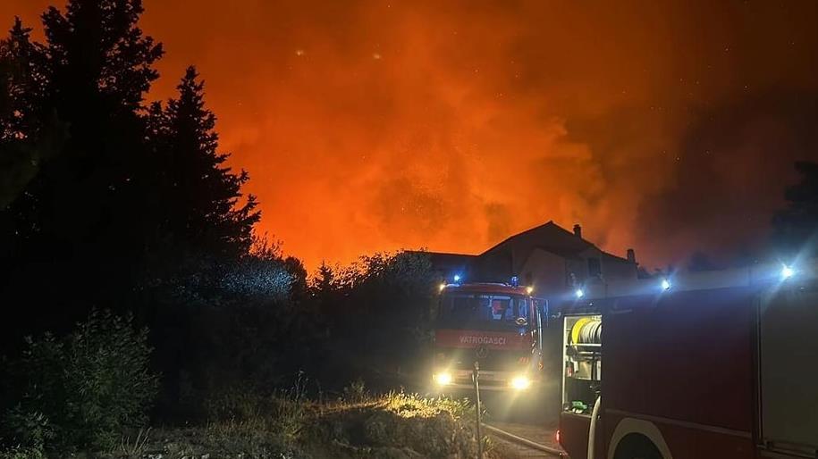 Požar kod Tučepa uz vatrogasce gase i dva kanadera: Vatra ušla u PP Biokovo