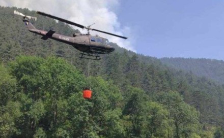 Helikopter OSBiH danas dejstvovao na požarištu kod Žepča, najavljeni novi preleti