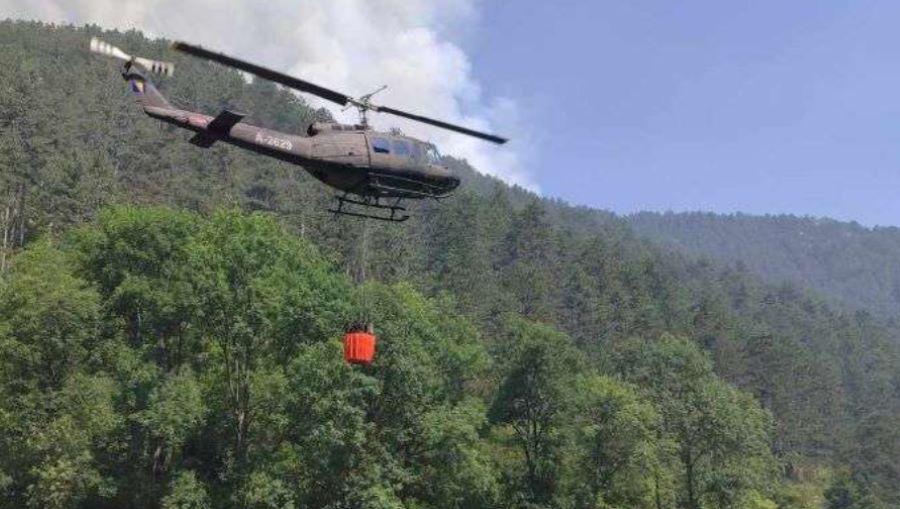 Helikopter OSBiH danas dejstvovao na požarištu kod Žepča, najavljeni novi preleti