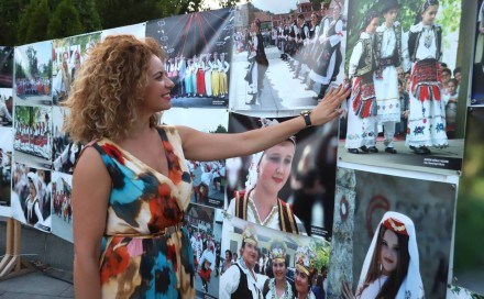 U Tuzli otvorena izložba ''Narodne nošnje u regionu'' Ahmeta Bajrića Blicka