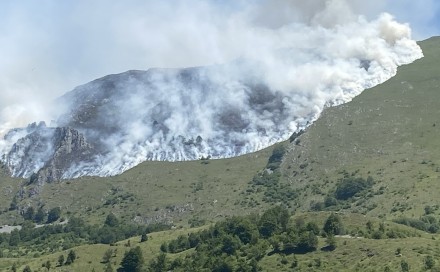 Požar na miniranom području na Jahorini: Vatrogascima otežan pristup