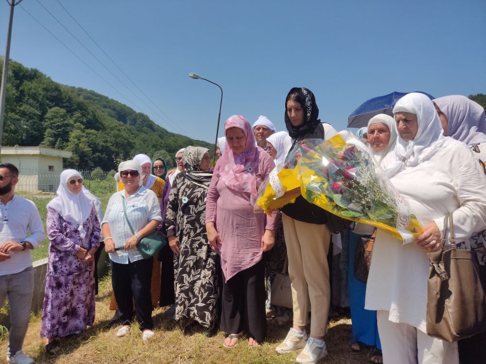 Majke i žene Srebrenice i Podrinja obišle stratišta najmilijih ubijenih u genocidu 1995.