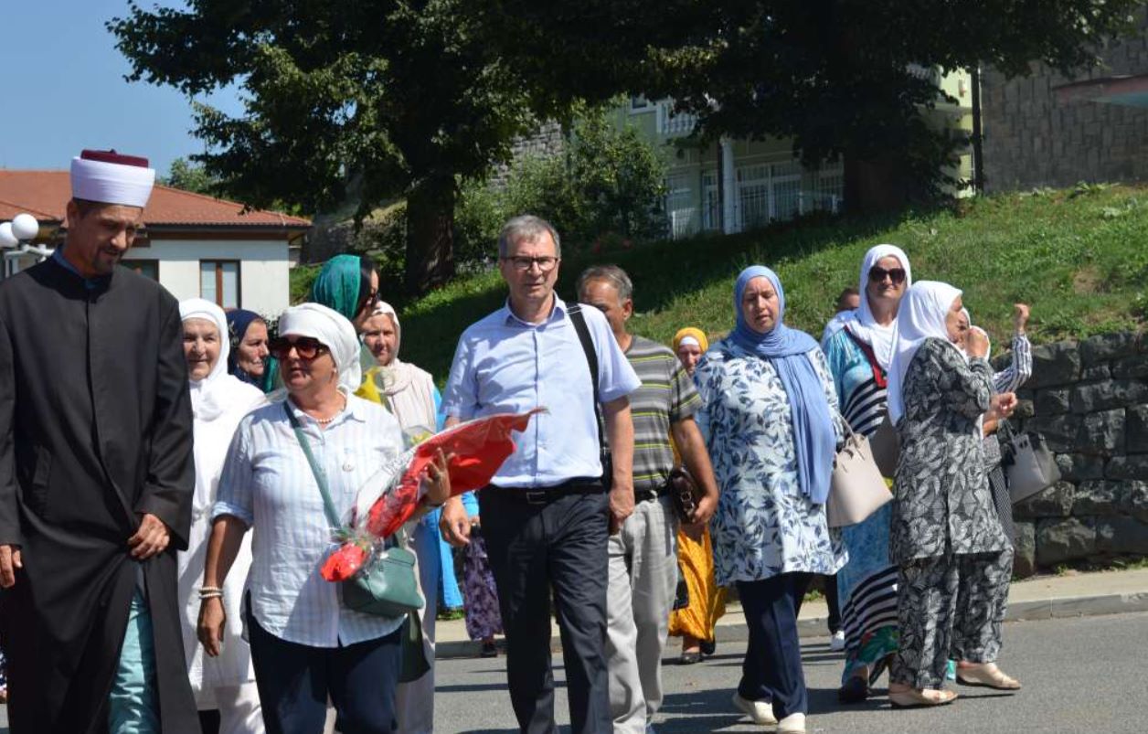 Majke Srebrenice obišle mjesta masovnih zločina: Moramo se boriti da se genocid ne zaboravi