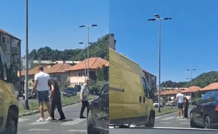 Mladić u Tuzli zaustavio saobraćaj kako bi pomogao djedu da sigurno pređe ulicu