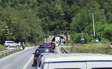 Teška nesreća na magistralnom putu Žepče-Maglaj: Sudarila se tri putnička i jedno teretno vozilo
