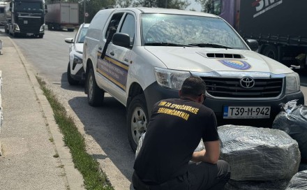 Službenici UIO regionalnog centra Tuzla otkrili krijumčaren tekstil u vrijednosti 241 hiljade maraka