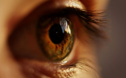 Naučnici otkrili šta se dešava sa našim očima dok dišemo
