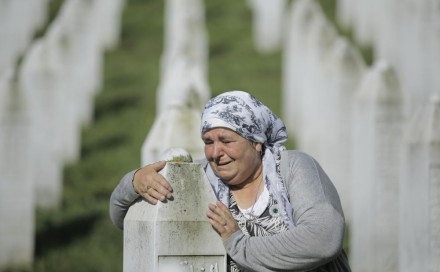 Porodice u Potočarima okupljaju se uoči dženaza-namaza za 14 žrtava genocida u Srebrenici