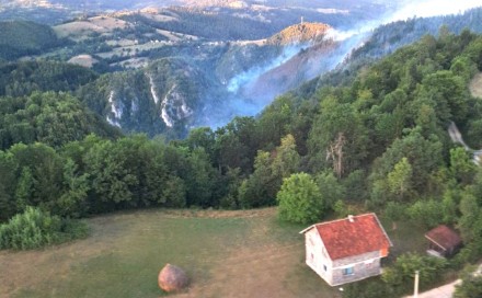 Helikopteri Oružanih snaga BiH uspješno ugasili požar u blizini Olova