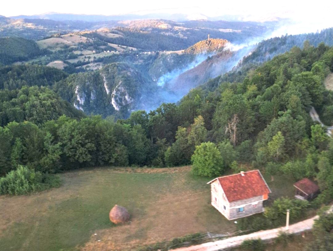 Helikopteri Oružanih snaga BiH uspješno ugasili požar u blizini Olova