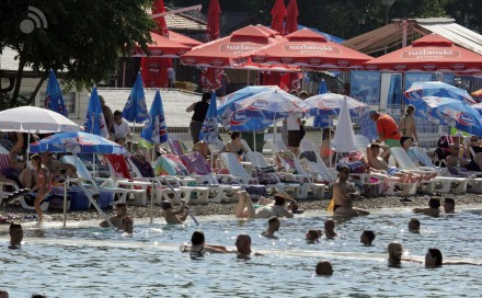 Gradske ulice puste, Panonska jezera puna: Hiljade posjetilaca pronalazi spas od vrućina