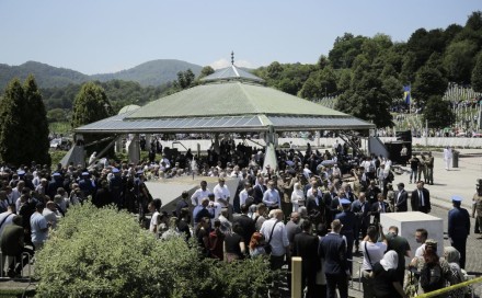 Delegacije iz BiH, Evrope i svijeta položile cvijeće i odale počast žrtvama genocida u Srebrenici