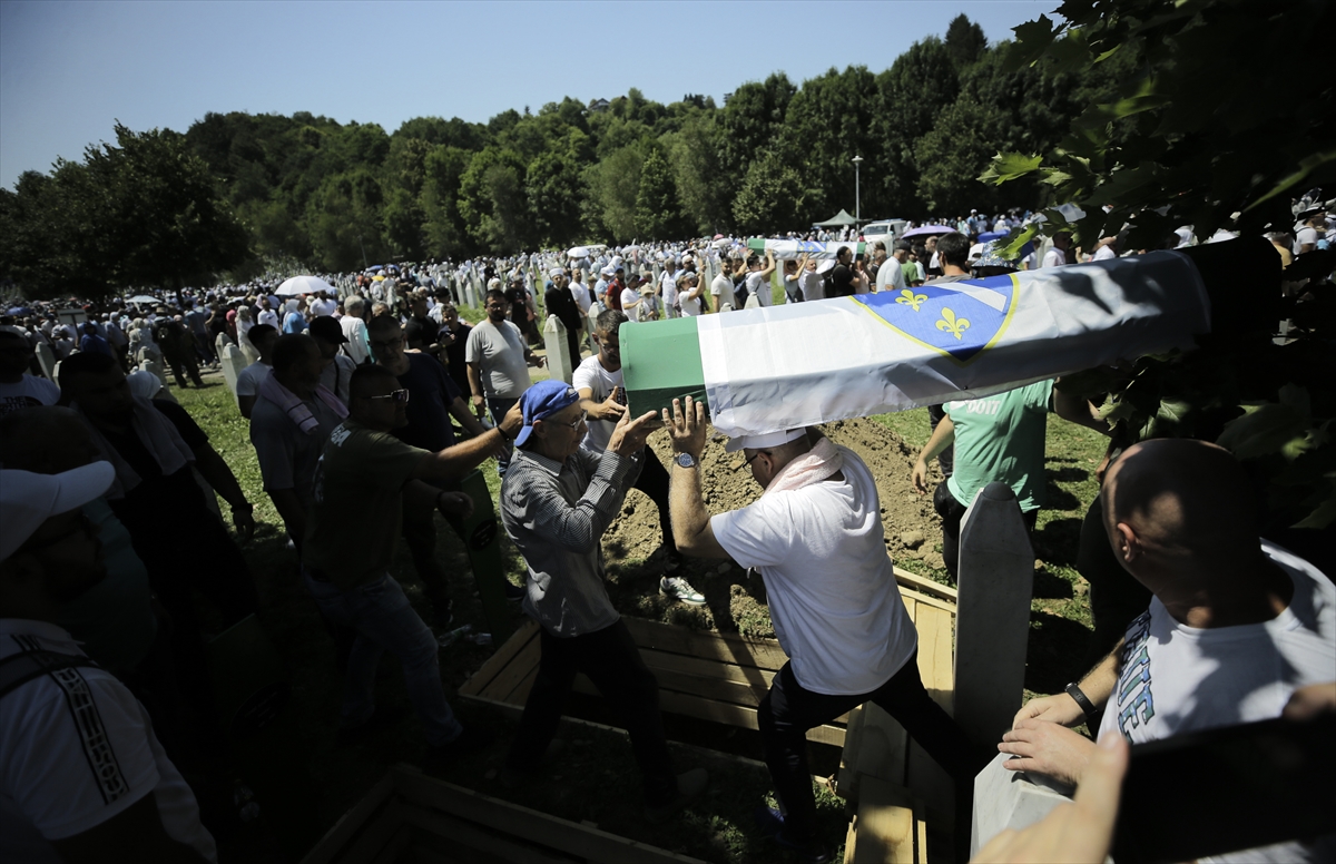 Potočari: Klanjana dženaza i obavljen ukop 14 žrtava genocida u Srebrenici