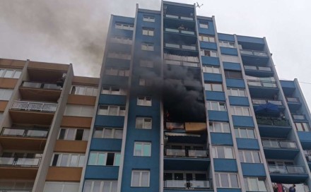 Gori stan u centru Goražda, blindirana vrata onemogućila ulazak vatrogascima