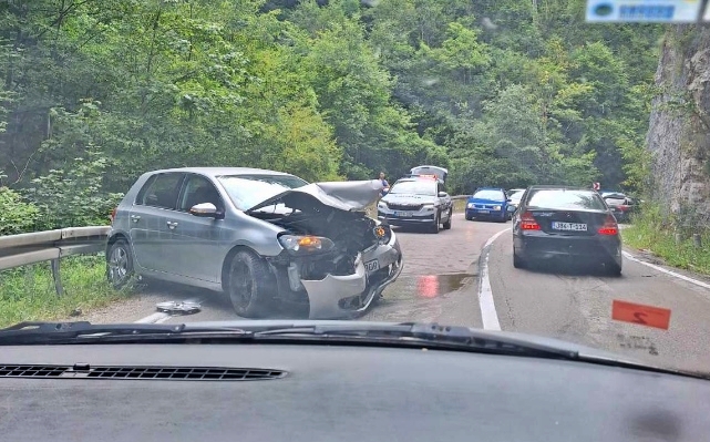 Teška nesreća kod Kladnja: Nekoliko povrijeđenih u sudaru tri automobila