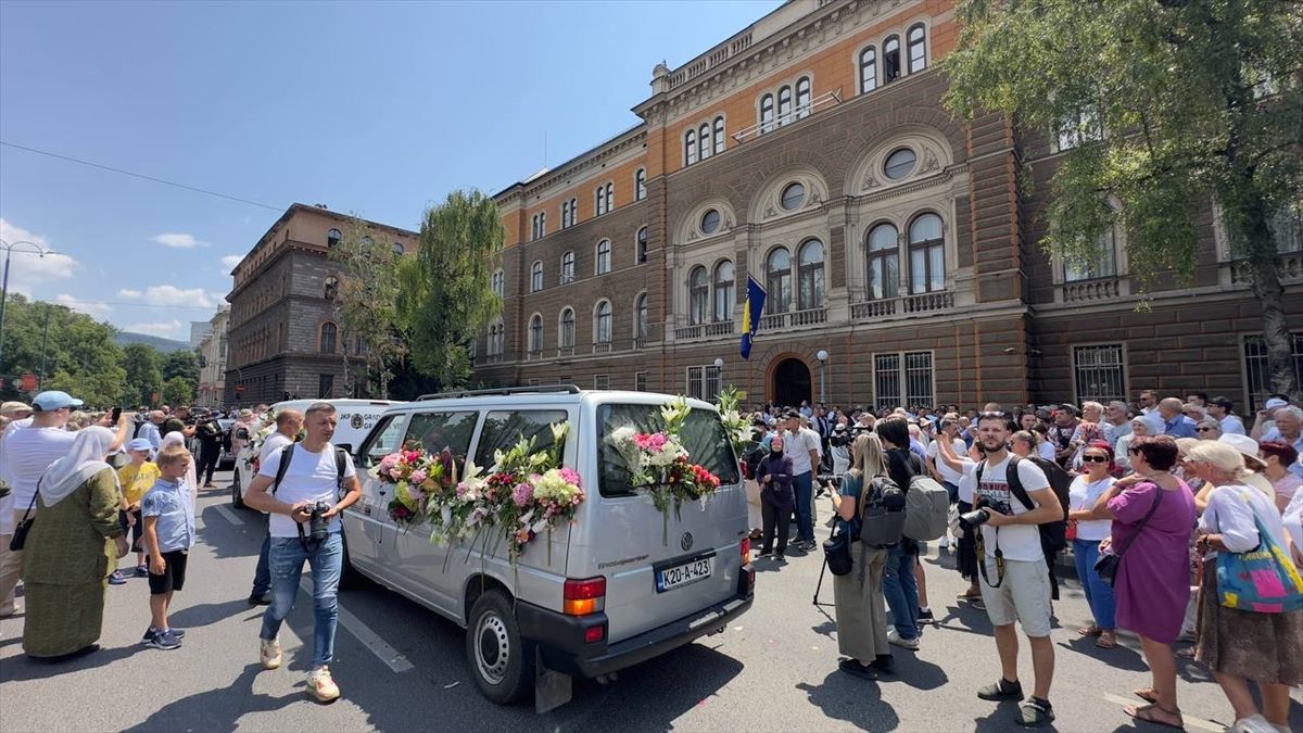 Građani Sarajeva ispratili posmrtne ostatke žrtava genocida u Srebrenici