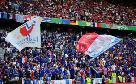 Zagrijava se atmosfera na stadionu pred meč Španije i Francuske