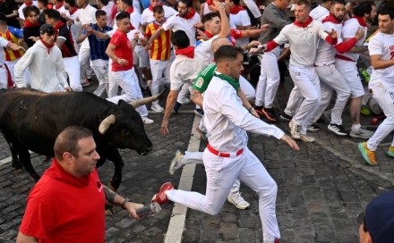 Turisti iz cijelog svijeta učestvovali u trci s bikovima u Španiji